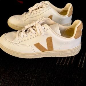 Veja Campo sneaker - size 7 (white with Khaki)